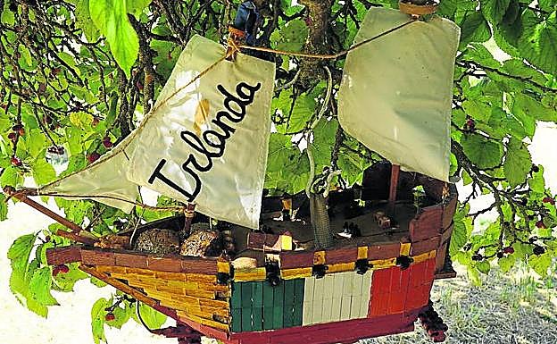Los barcos de madera cuelgan cual fruta de un árbol. 
