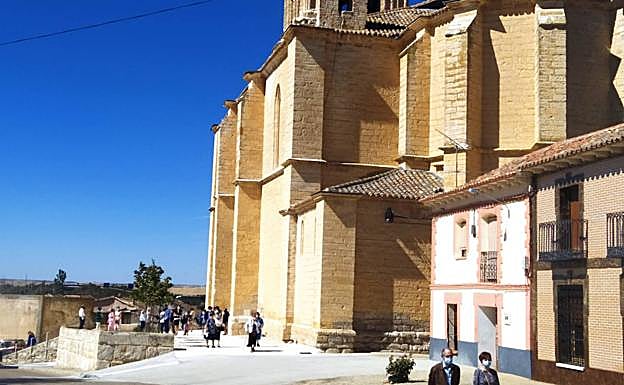 Los vecinos de Mota abandonan el templo tras la misa.