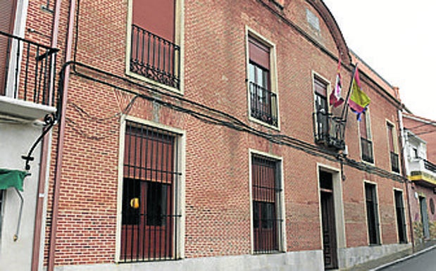 Imagen principal - Arriba, casa Consistorial; debajo a la derecha ermita y a su lado, iglesia de San Pelayo. 