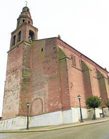 Imagen secundaria 2 - Arriba, casa Consistorial; debajo a la derecha ermita y a su lado, iglesia de San Pelayo. 