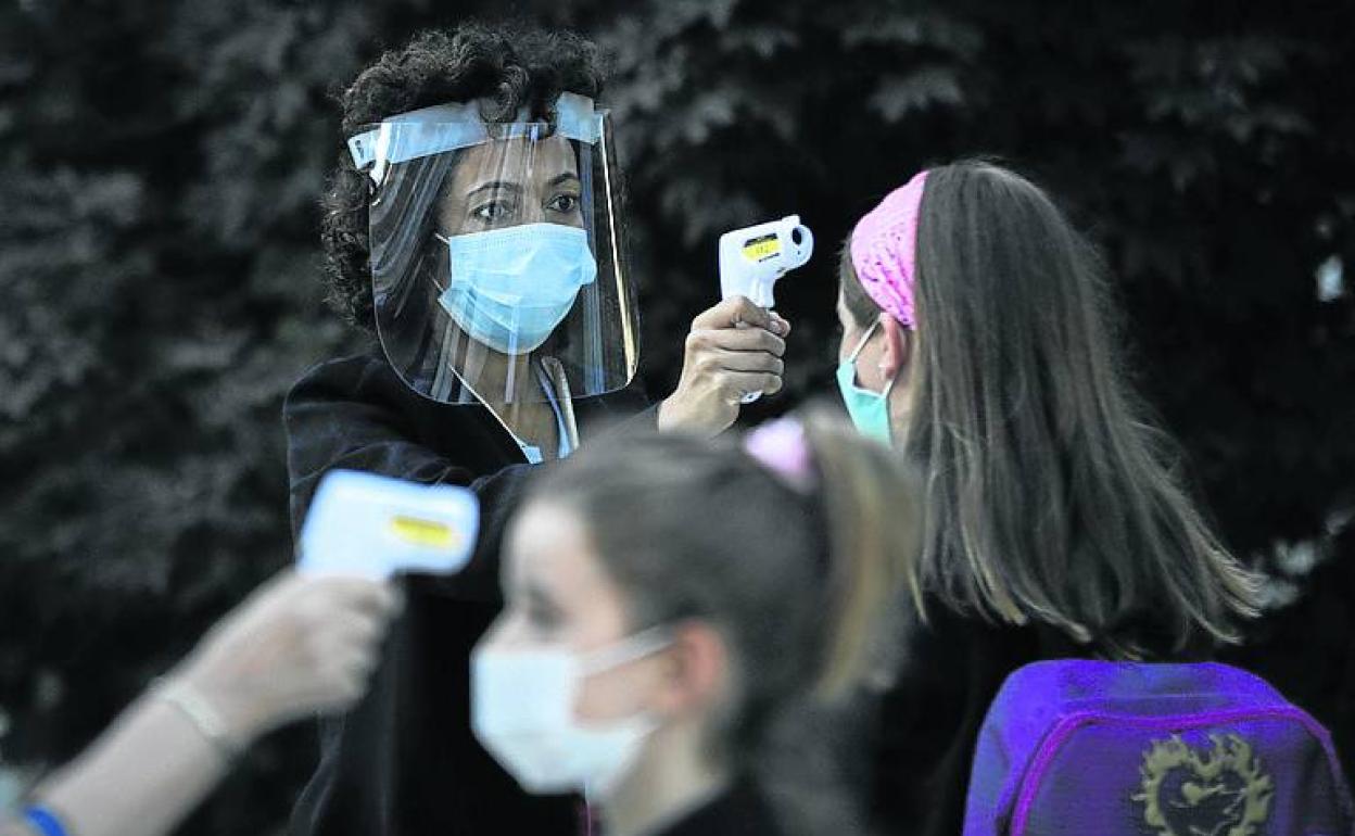 Toma de temperatura en un colegio madrileño. 