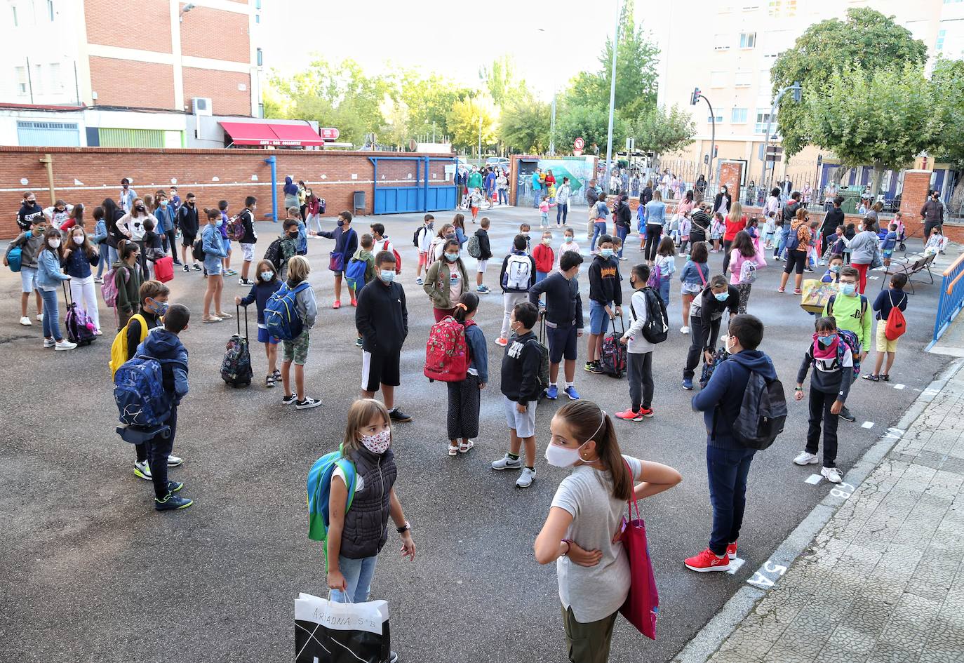 Las imágenes de los colegios Tello Téllez, Modesto Lafuente, La Salle o Angelinas ofrecen una muestra de que las entradas escalonadas y organizadas han marcado la apertura del curso.