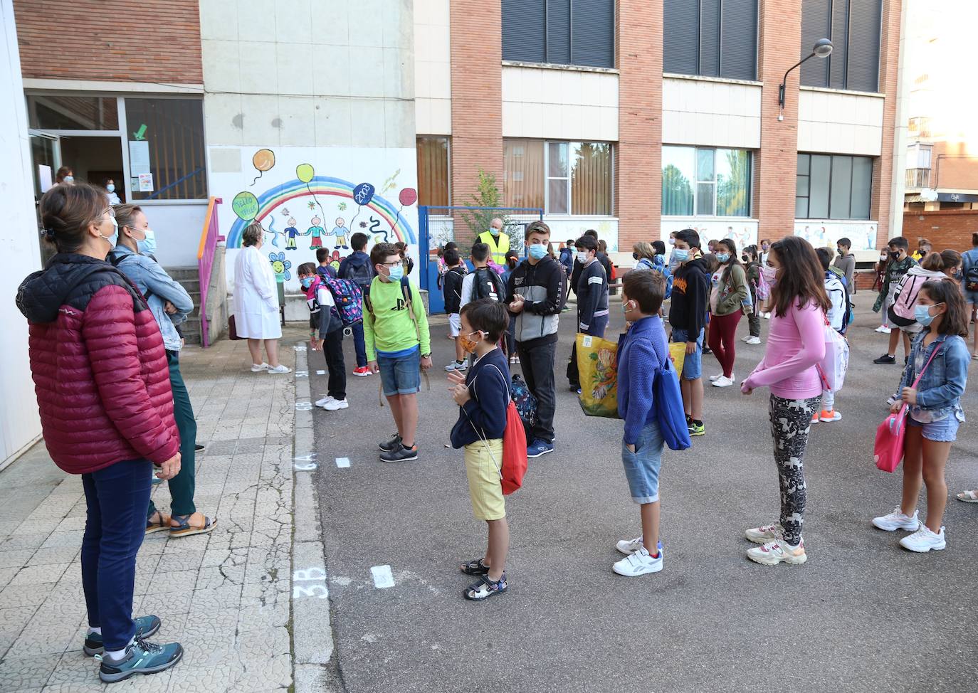 Las imágenes de los colegios Tello Téllez, Modesto Lafuente, La Salle o Angelinas ofrecen una muestra de que las entradas escalonadas y organizadas han marcado la apertura del curso.