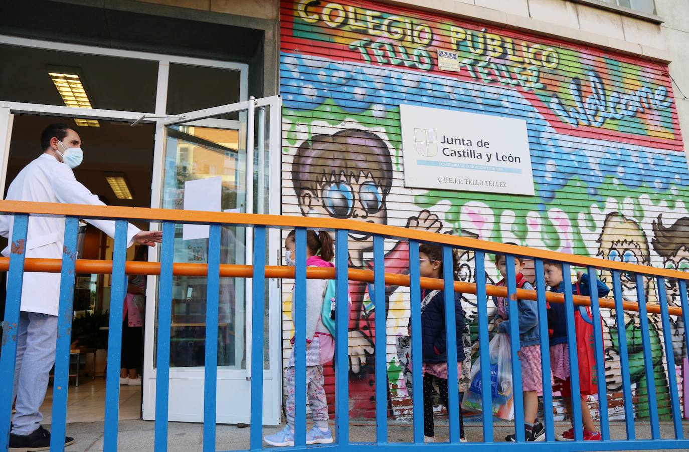 Las imágenes de los colegios Tello Téllez, Modesto Lafuente, La Salle o Angelinas ofrecen una muestra de que las entradas escalonadas y organizadas han marcado la apertura del curso.