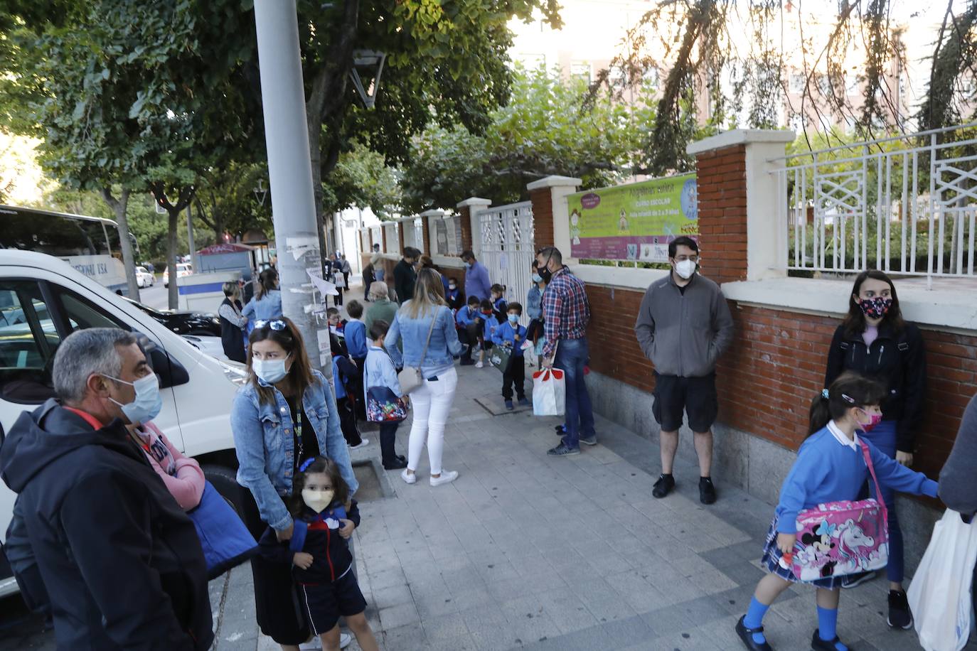 Las imágenes de los colegios Tello Téllez, Modesto Lafuente, La Salle o Angelinas ofrecen una muestra de que las entradas escalonadas y organizadas han marcado la apertura del curso.