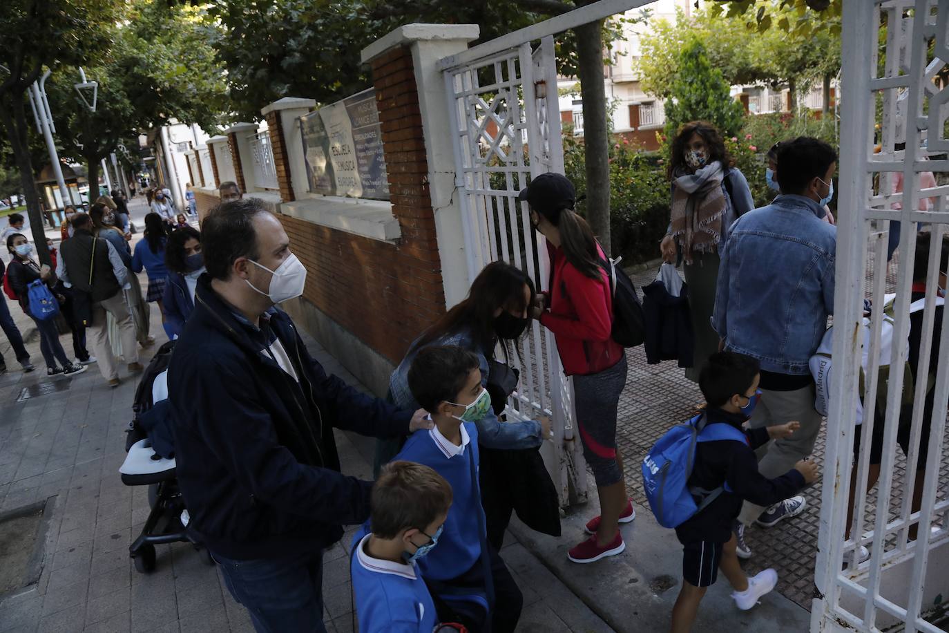 Las imágenes de los colegios Tello Téllez, Modesto Lafuente, La Salle o Angelinas ofrecen una muestra de que las entradas escalonadas y organizadas han marcado la apertura del curso.