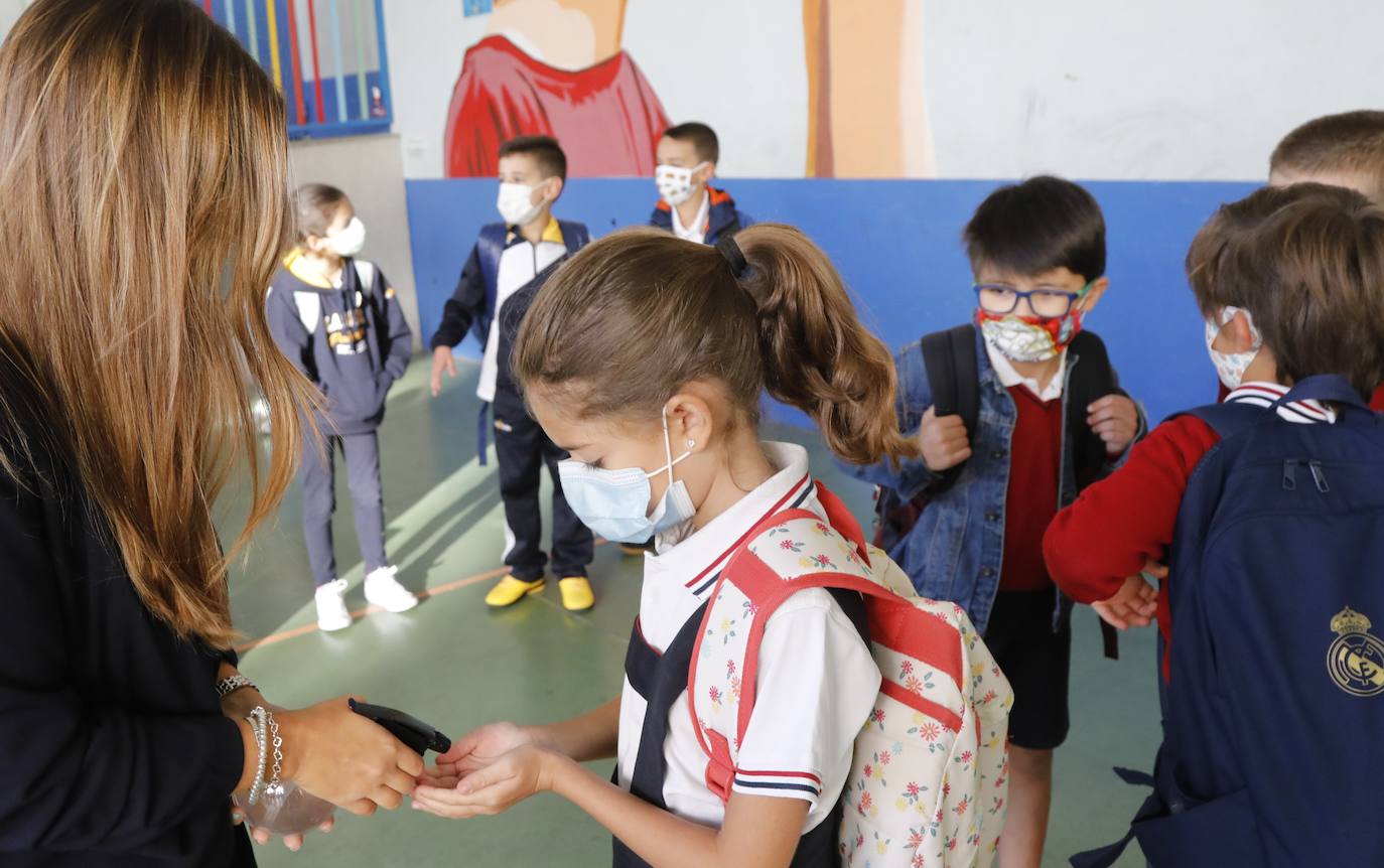 Las imágenes de los colegios Tello Téllez, Modesto Lafuente, La Salle o Angelinas ofrecen una muestra de que las entradas escalonadas y organizadas han marcado la apertura del curso.