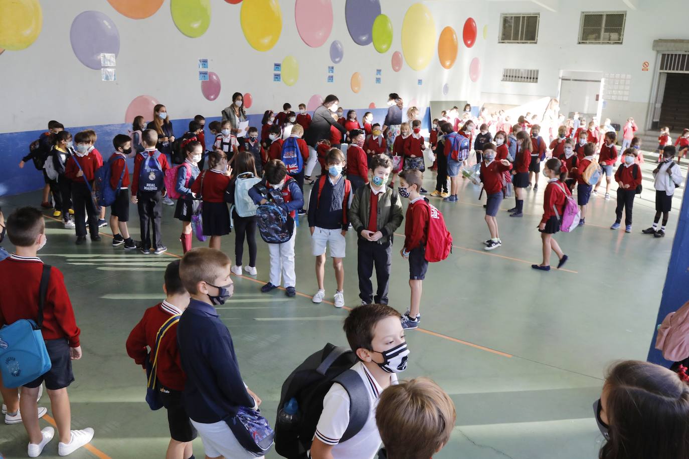 Las imágenes de los colegios Tello Téllez, Modesto Lafuente, La Salle o Angelinas ofrecen una muestra de que las entradas escalonadas y organizadas han marcado la apertura del curso.