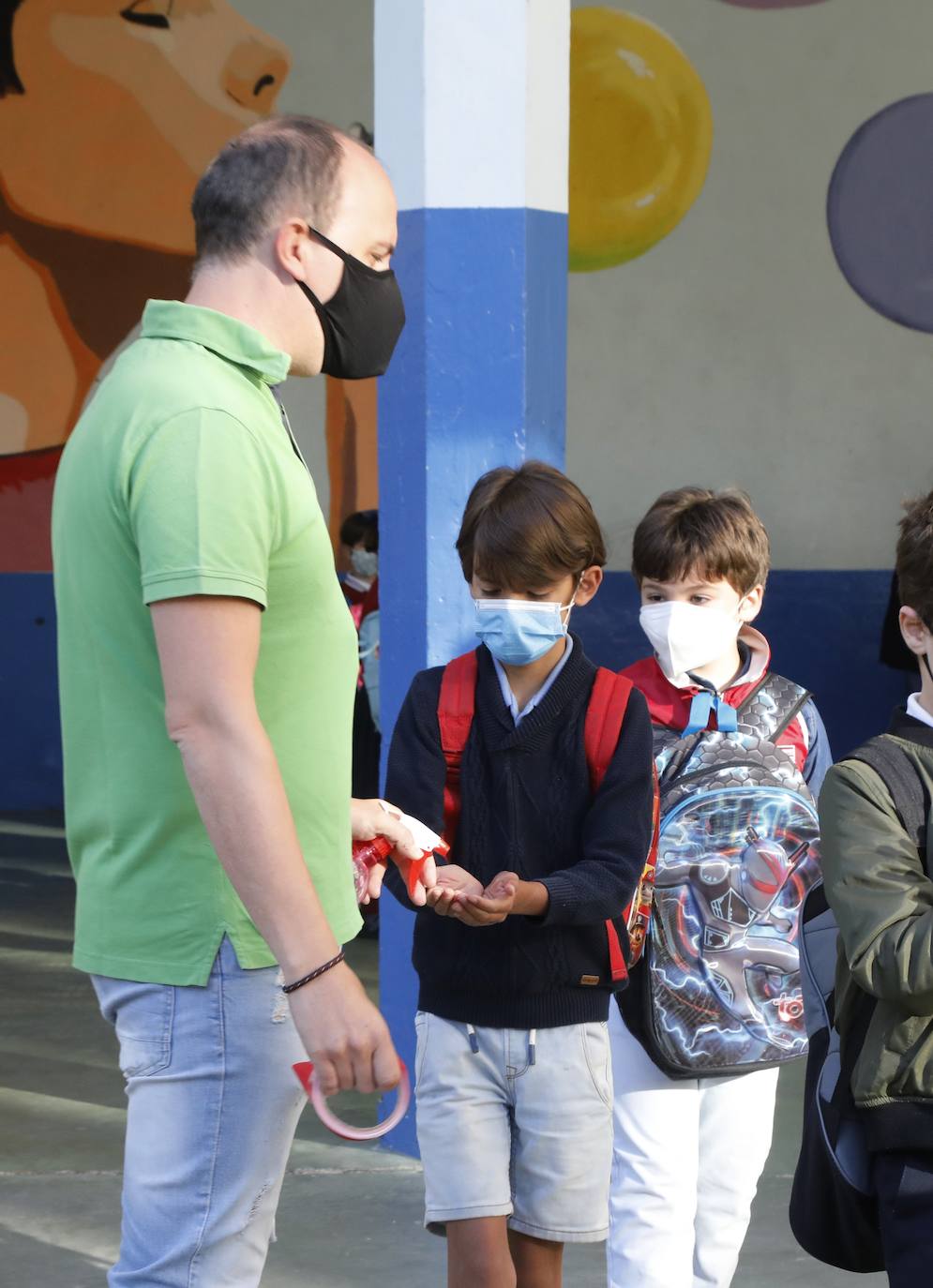 Las imágenes de los colegios Tello Téllez, Modesto Lafuente, La Salle o Angelinas ofrecen una muestra de que las entradas escalonadas y organizadas han marcado la apertura del curso.