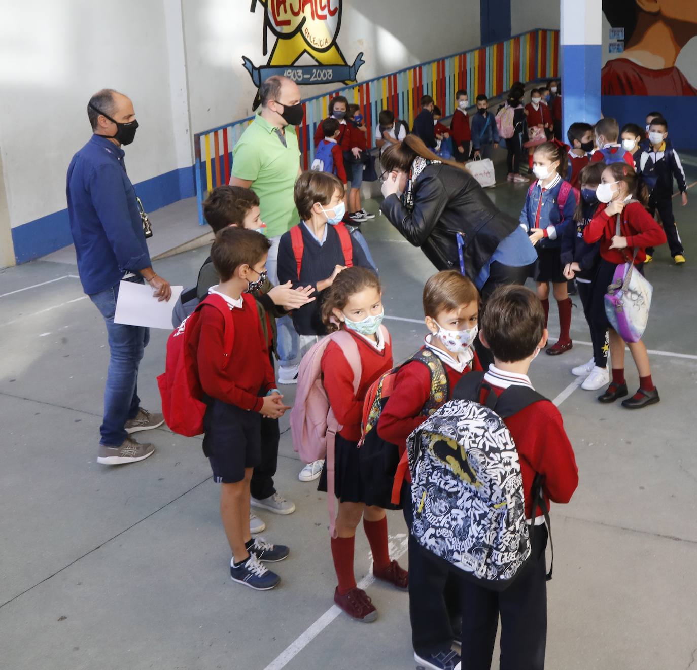 Las imágenes de los colegios Tello Téllez, Modesto Lafuente, La Salle o Angelinas ofrecen una muestra de que las entradas escalonadas y organizadas han marcado la apertura del curso.