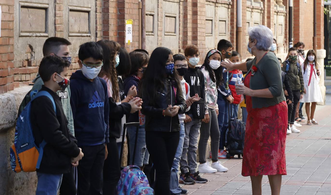 Las imágenes de los colegios Tello Téllez, Modesto Lafuente, La Salle o Angelinas ofrecen una muestra de que las entradas escalonadas y organizadas han marcado la apertura del curso.