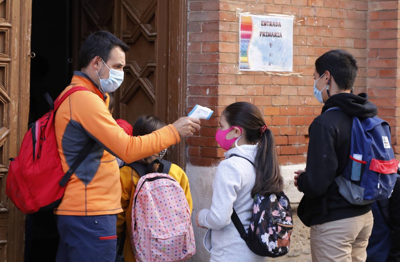 Las imágenes de los colegios Tello Téllez, Modesto Lafuente, La Salle o Angelinas ofrecen una muestra de que las entradas escalonadas y organizadas han marcado la apertura del curso.