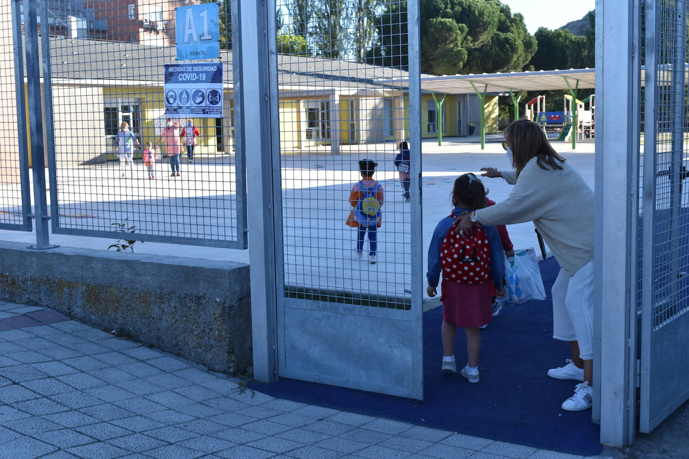 Filas en el patio del centro Castilla y León de Aguilar.