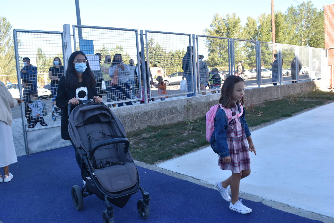 Filas en el patio del centro Castilla y León de Aguilar.
