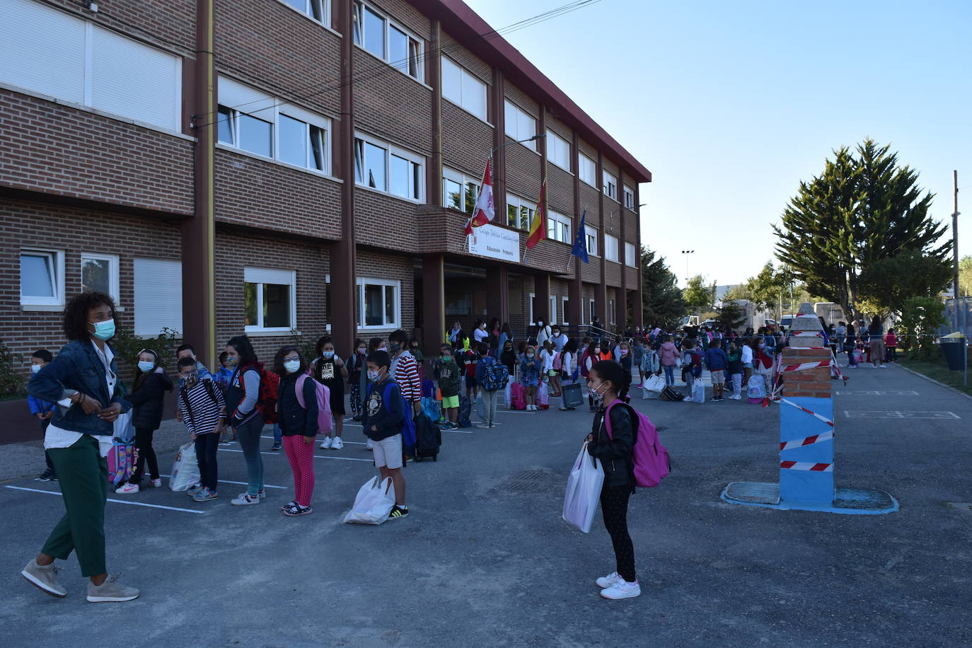 Filas en el patio del centro Castilla y León de Aguilar.