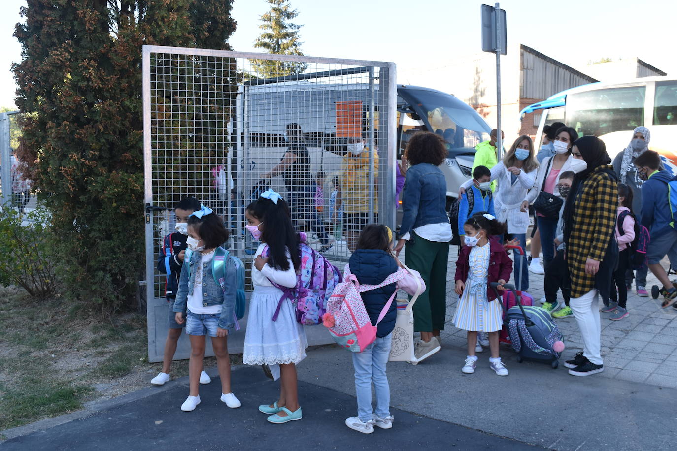 Filas en el patio del centro Castilla y León de Aguilar.