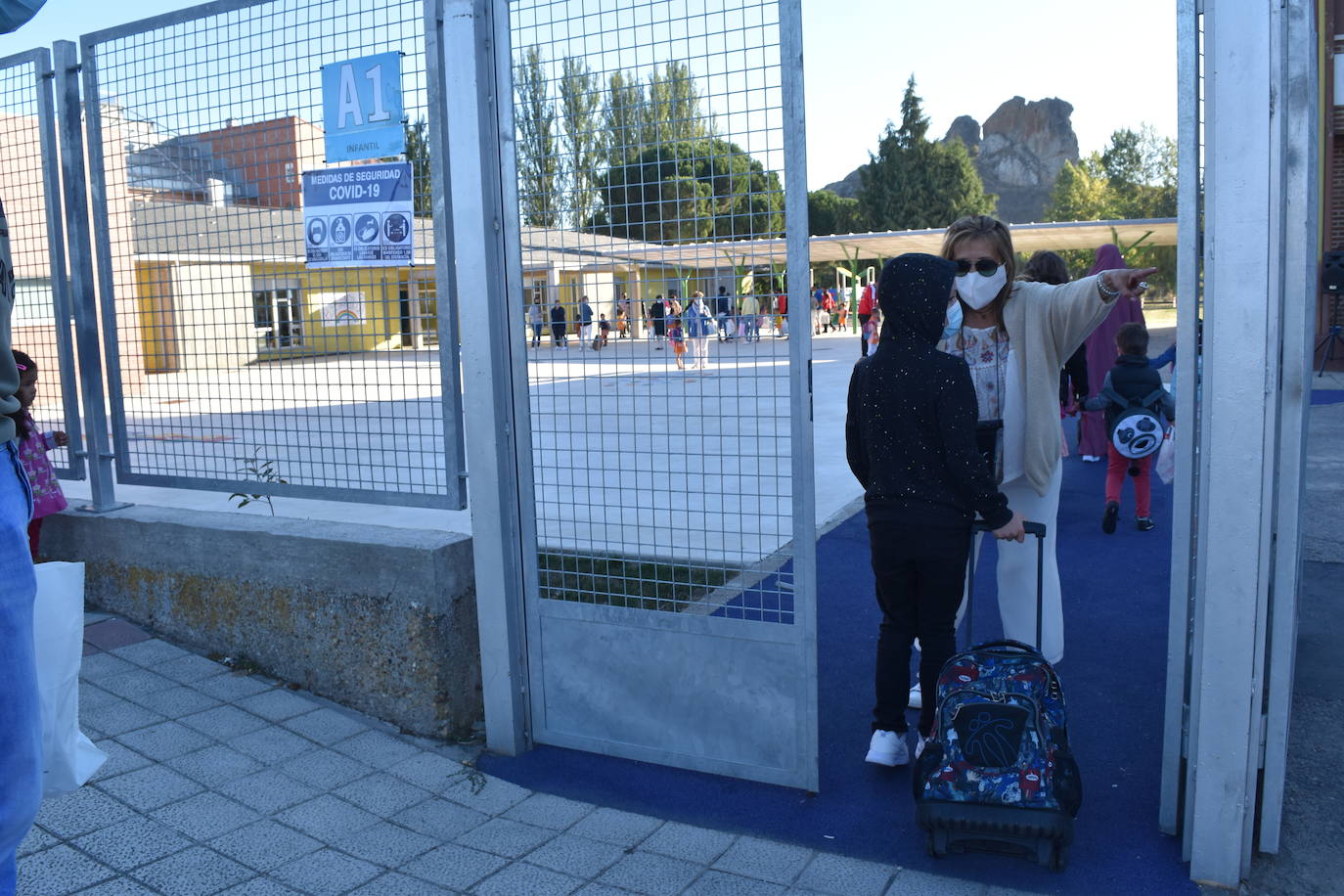 Filas en el patio del centro Castilla y León de Aguilar.