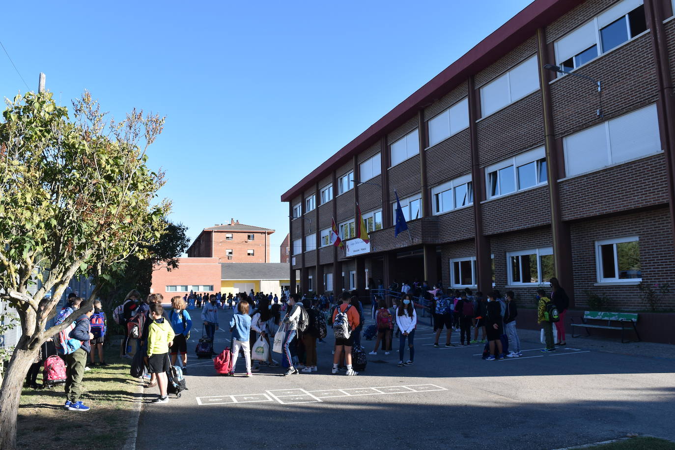 Filas en el patio del centro Castilla y León de Aguilar.