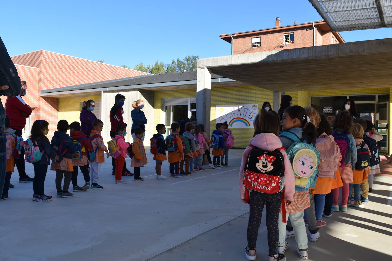 Filas en el patio del centro Castilla y León de Aguilar.