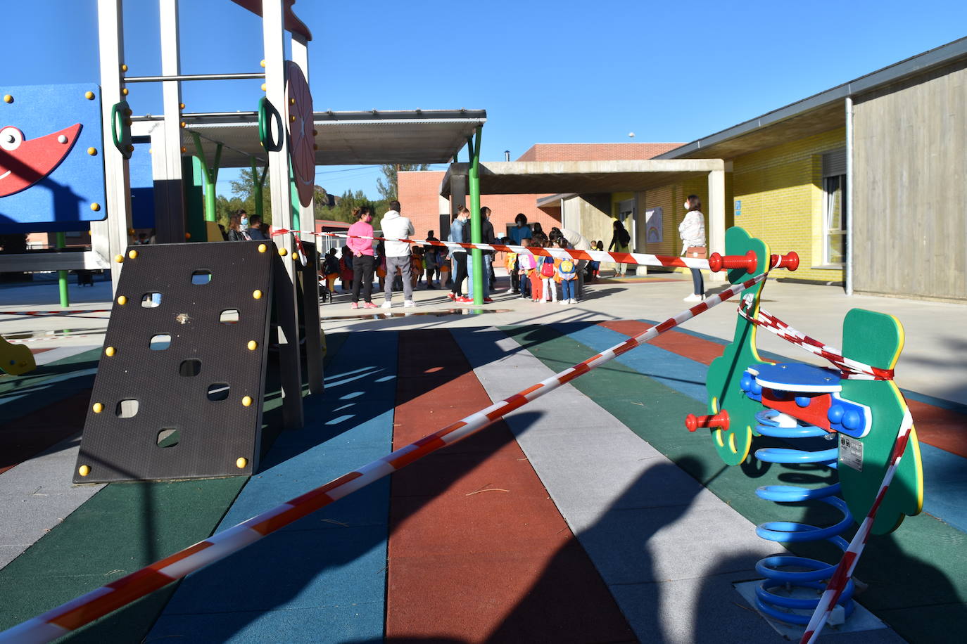Filas en el patio del centro Castilla y León de Aguilar.