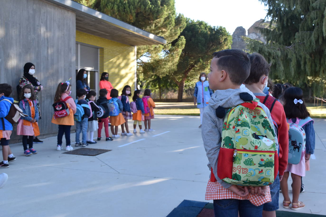 Filas en el patio del centro Castilla y León de Aguilar.