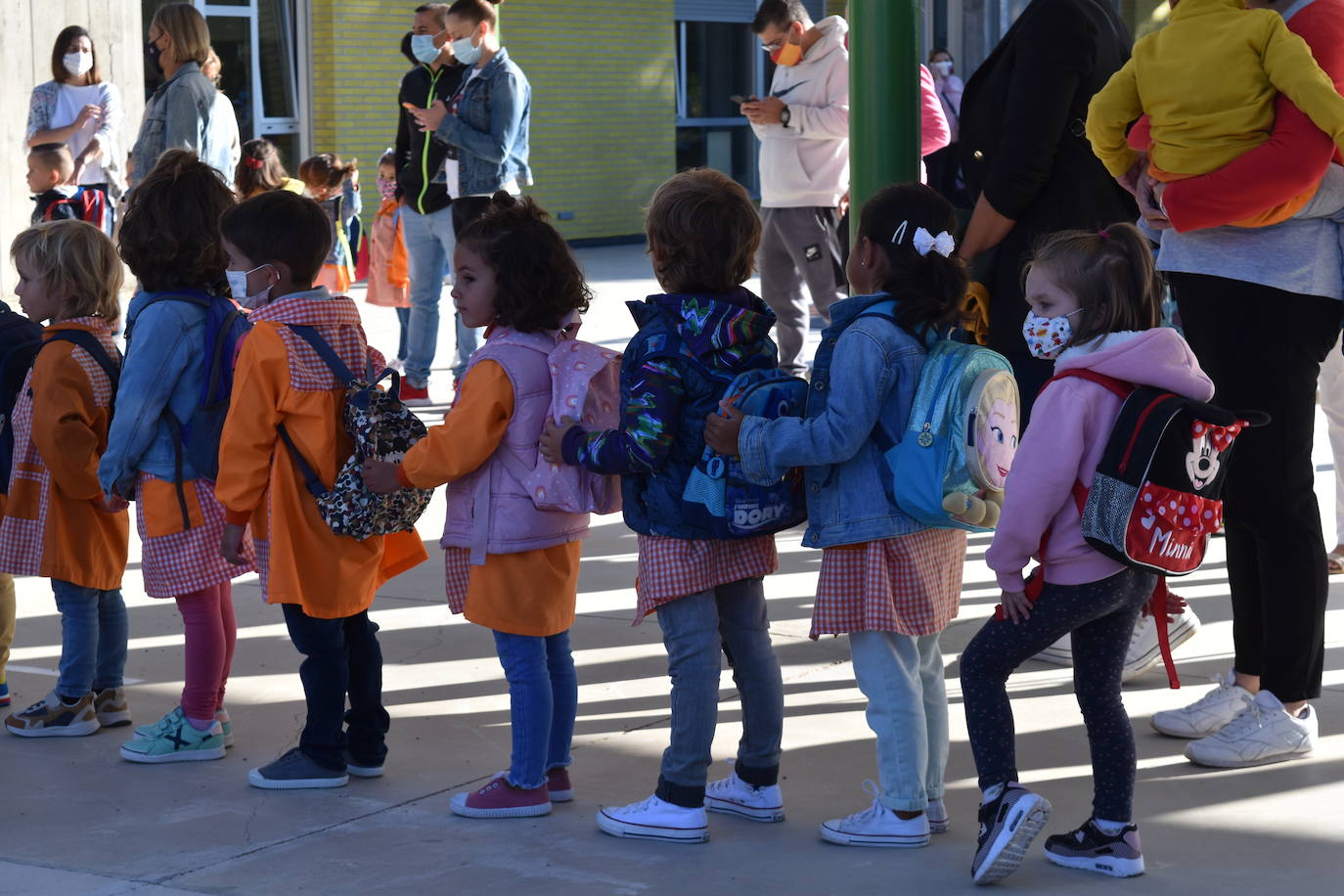 Filas en el patio del centro Castilla y León de Aguilar.