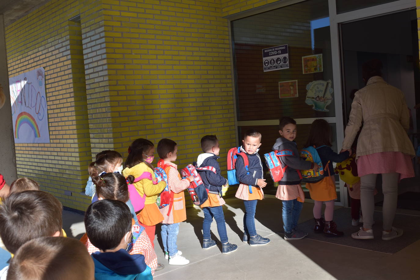 Filas en el patio del centro Castilla y León de Aguilar.