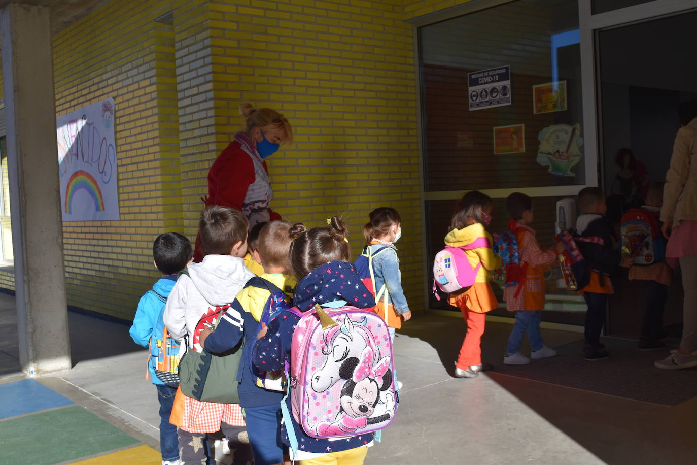 Filas en el patio del centro Castilla y León de Aguilar.