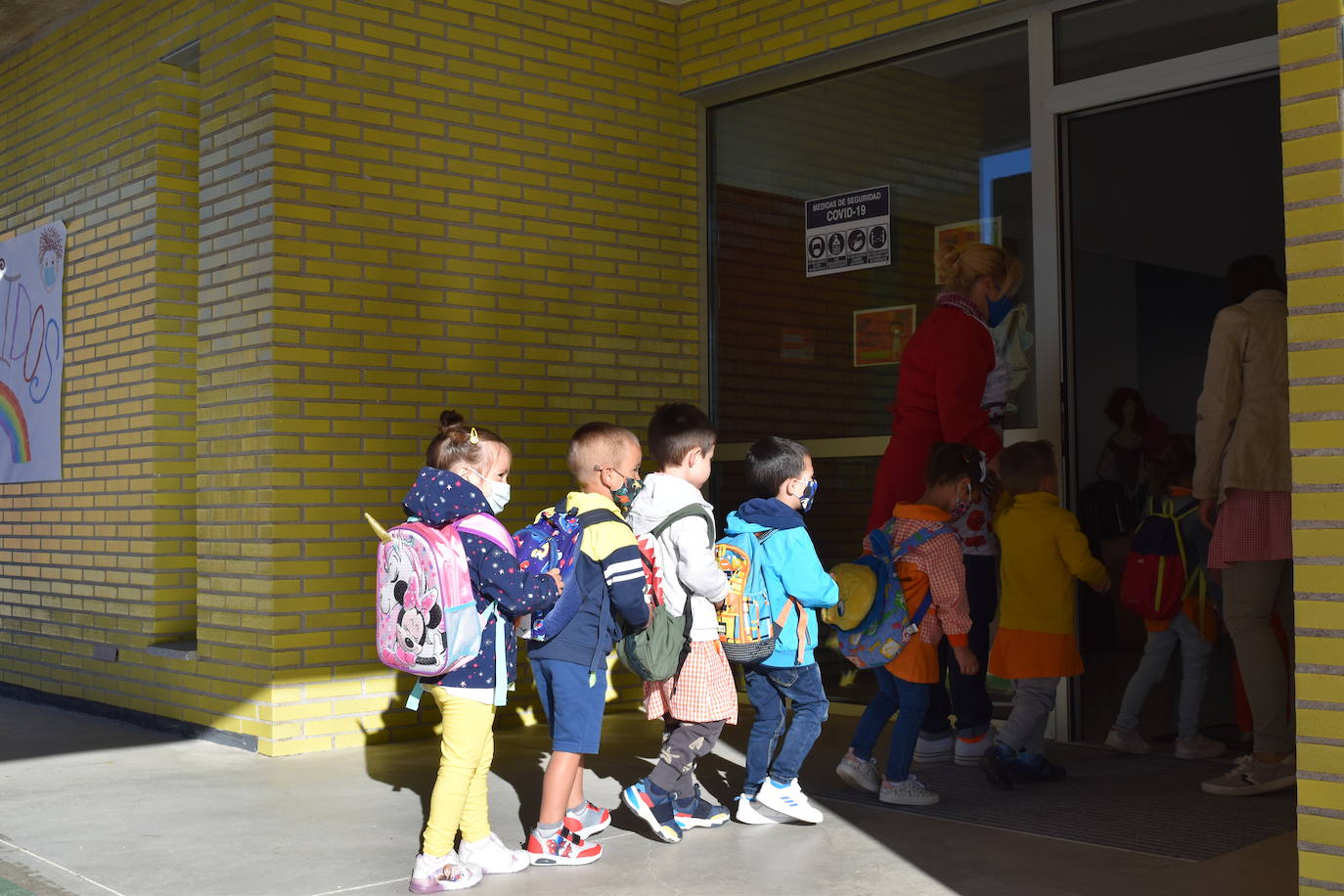 Filas en el patio del centro Castilla y León de Aguilar.