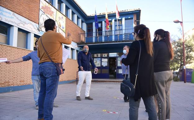 El director del centro, Alberto Rodríguez ' Bertoni', explica a varias familias las medidas adoptadas en el centro educativo de Pajarillos. 