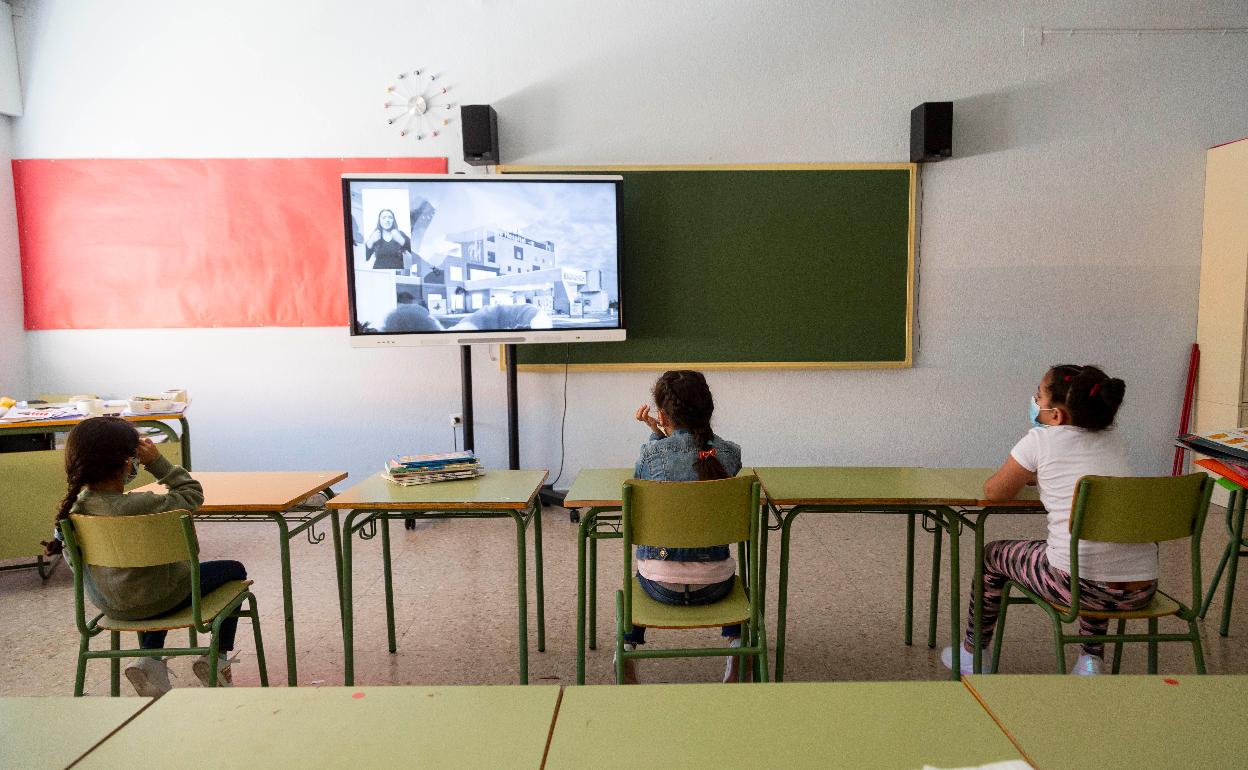 Tres alumnas del colegio Allúe Morer, en el primer dia de clase. 