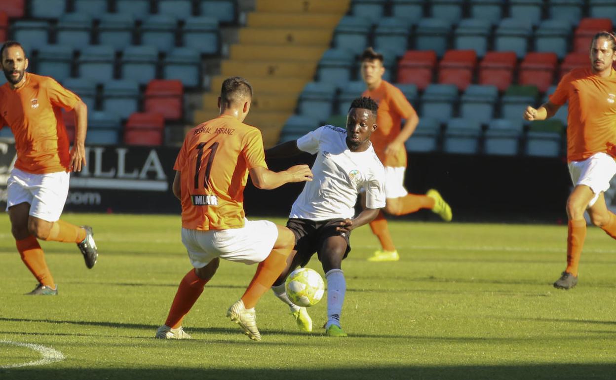 Ohemeng, rodeado de jugadores del Ciudad Rodrigo, fue de lo mejor del Salamanca CF UDS en el primer choque de pretemporada. 