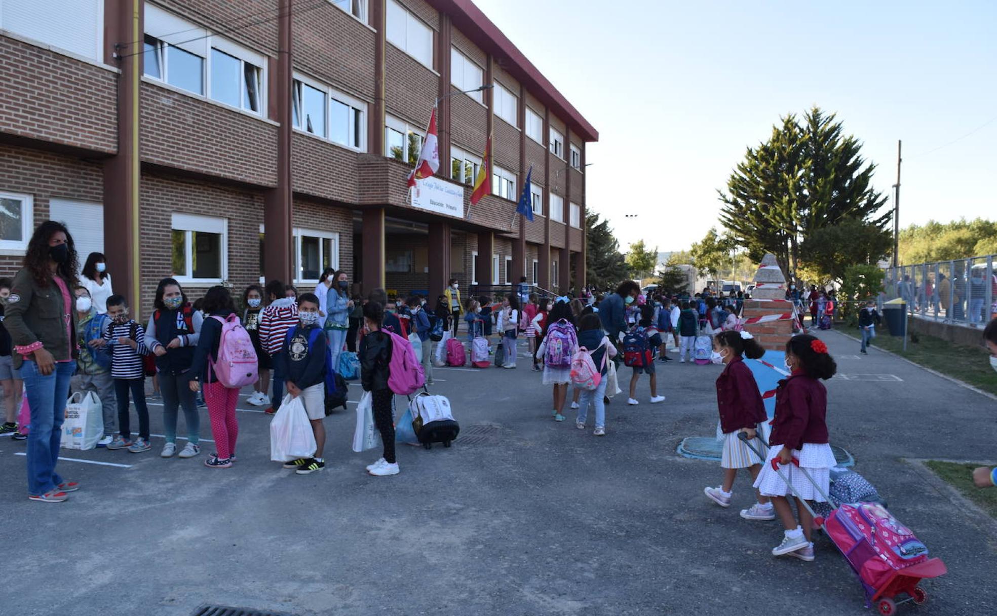 Los alumnos del Castilla y León de Aguilar se ordenan por filas antes de entrar en clase.