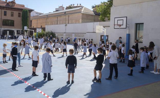 Un recreo sin juguetes, con contacto mínimo y salida al patio por turnos