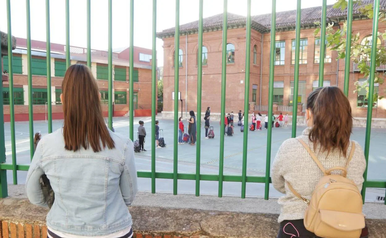 Dos madres mirar cómo sus hijos entran en clase en el colegio Gonzalo de Córdoba. 
