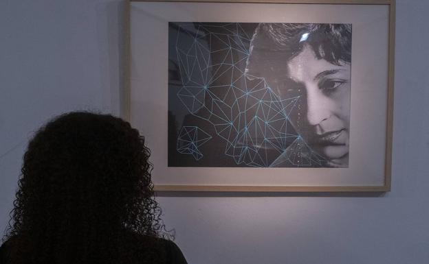 Galería. Una mujer observa una de las obras de la muestra de la Casa Revilla. 