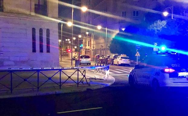 Valla arrancada por el vehículo. 