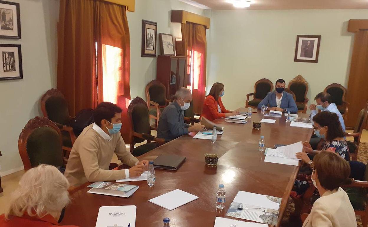 Reunión del alcalde de Rioseco, David Esteban, con los empresarios.