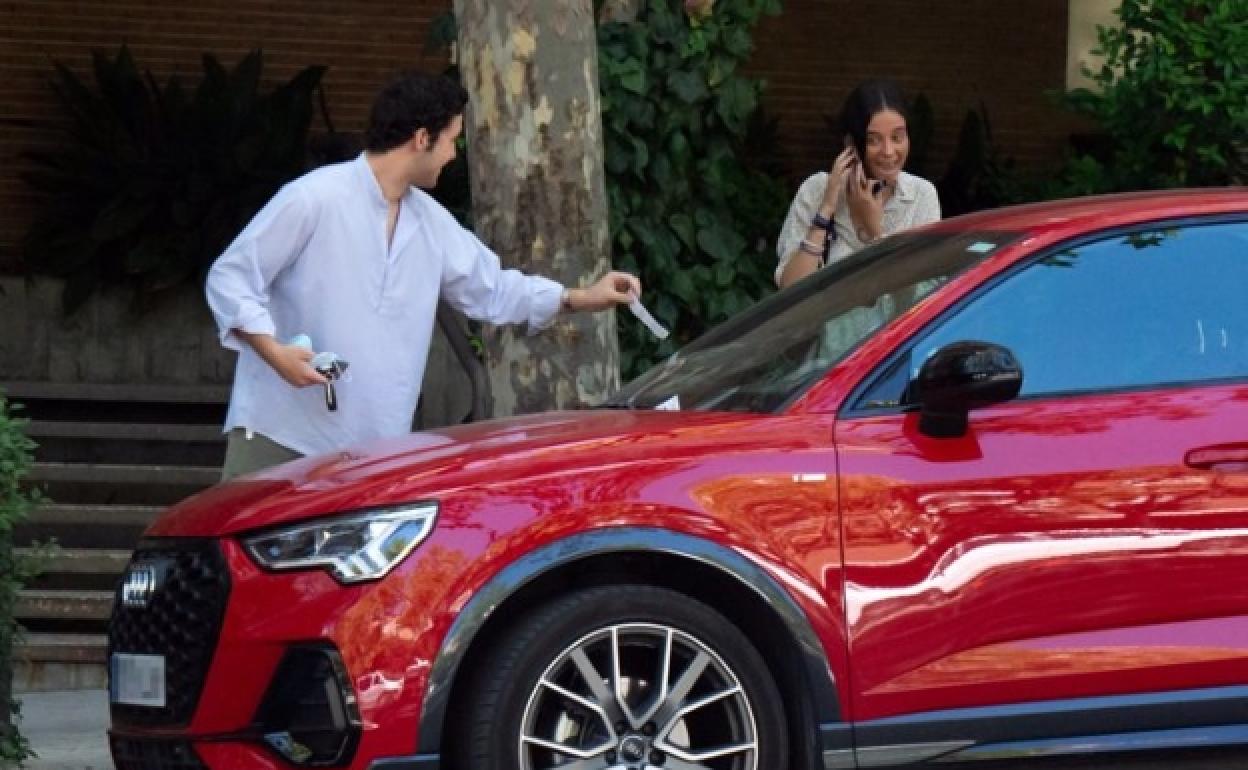 Momento en el que Froilán recoge la multa y sonríe a Victoria Federica. 