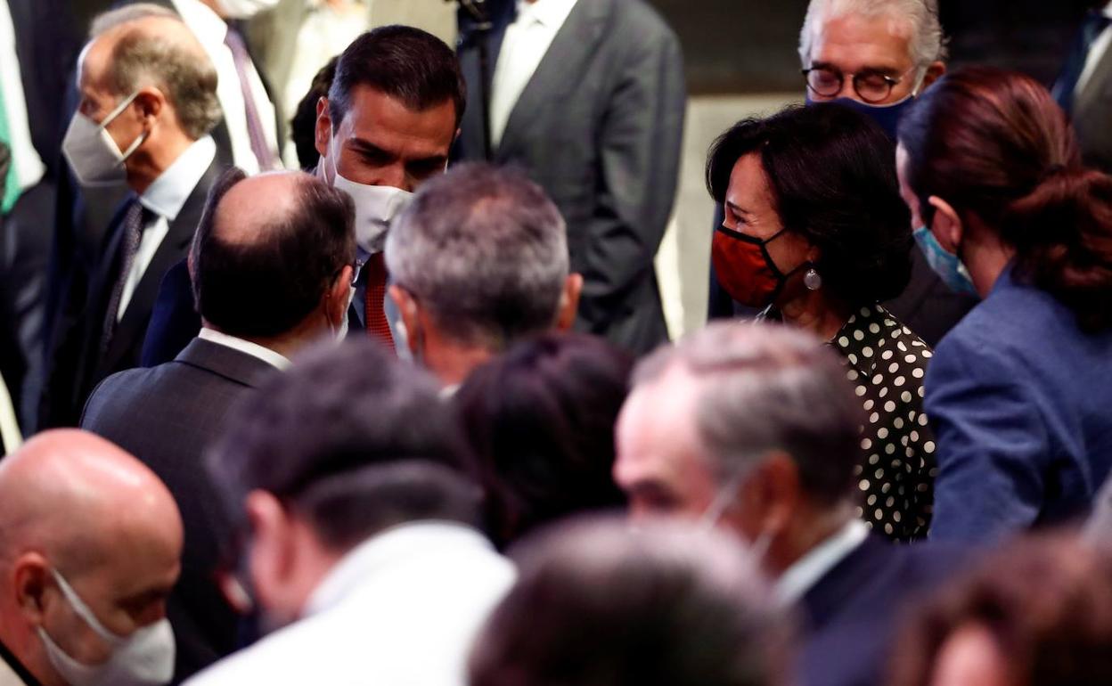 Pedro Sanchez conversa con la presidenta del Banco Santander, Ana Patricia Botín, y otros grandes empresarios el pasado agosto.