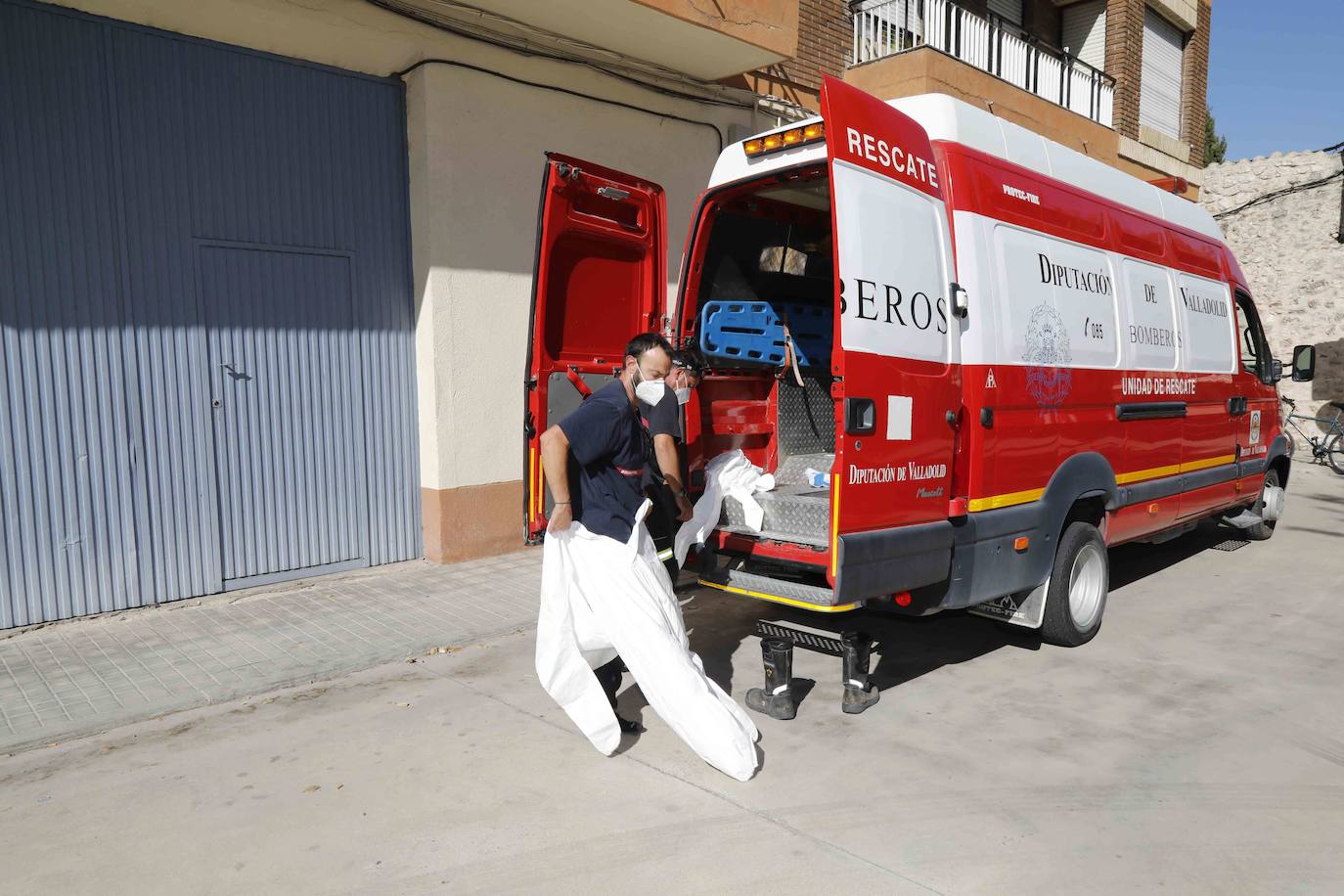 Los Bomberos entrando a desinfectar escuela infantil municipal de Peñafiel. 