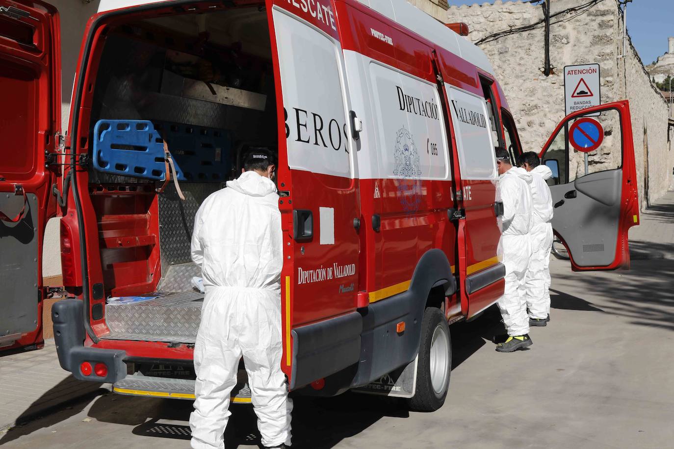 Los Bomberos entrando a desinfectar escuela infantil municipal de Peñafiel. 