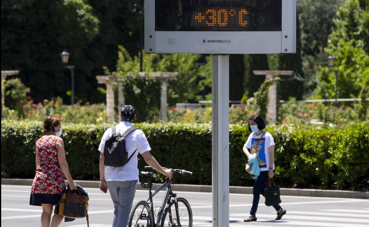 Un panel muestra la temperatura en una calle de Valladolid.