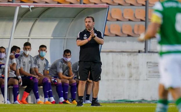 Sergio aplaude a sus juagdores durante uno de los aprtidos en Portugal.