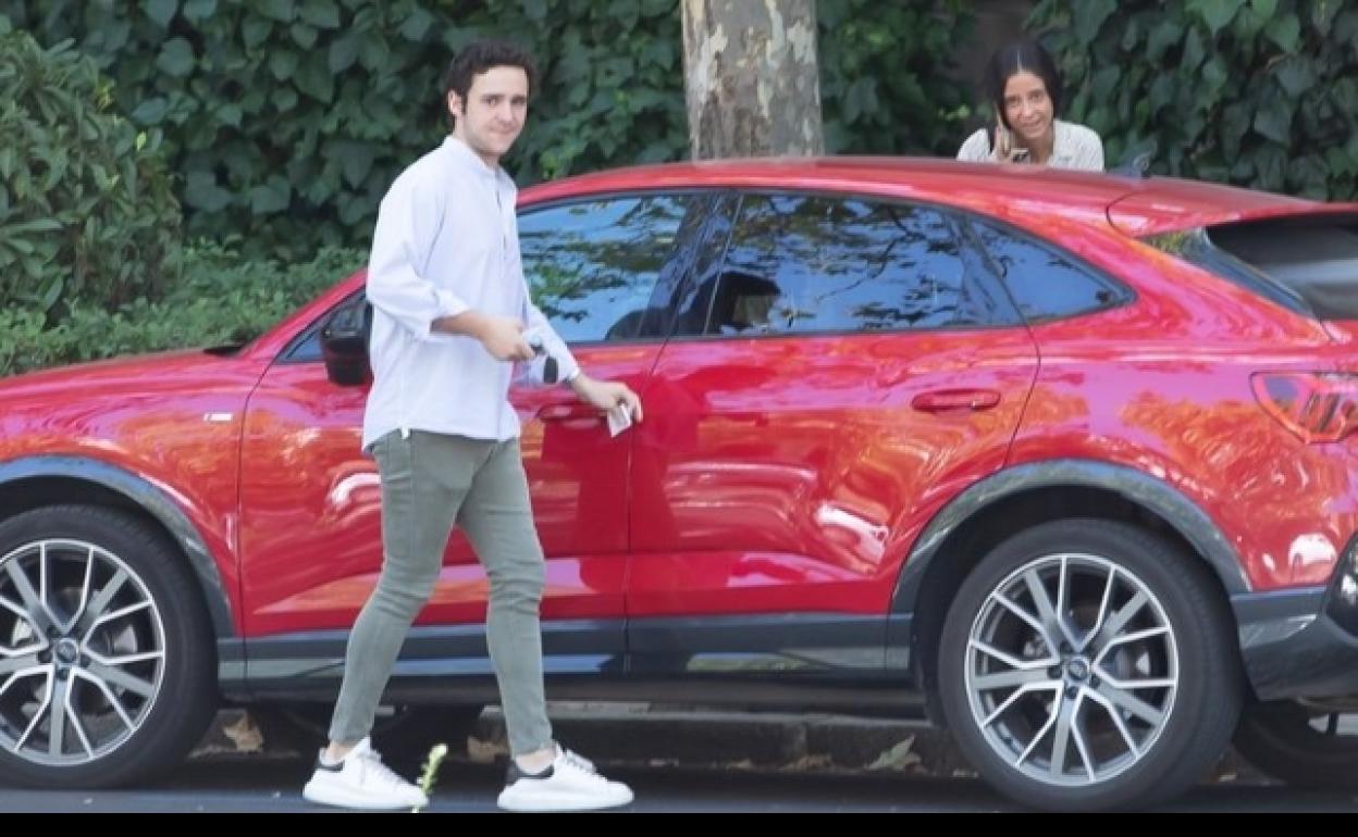 Victoria Federica y Froilán se montan en el nuevo coche del hijo de la Infanta Elena. 