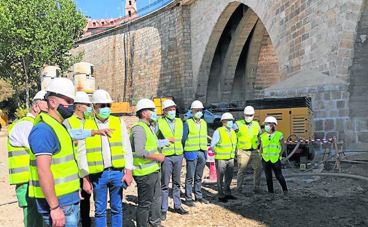 Autoridades y técnicos durante la visita a las obras del puente medieval de Tordesillas, encabezada por el delegado del Gobierno en Castilla y León, Javier Izquierdo. 