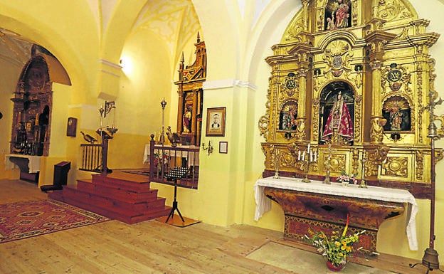 Interior de la iglesia parroquial con uno de los retablos.