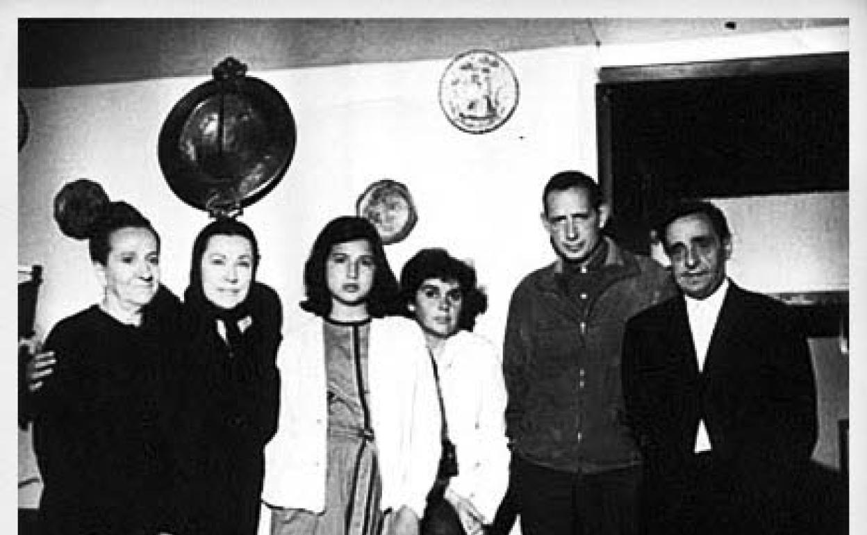 'El camino' cumple 70 años. 'El camino' se llevó al cine y a la televisión. La primera versión cinematográfica fue dirigida por Ana Mariscal, en 1962. En la foto, Delibes, acompañado por su hija Ángeles y el elenco y directora de la película, en Candeleda. 