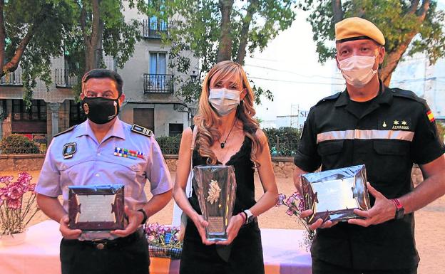 ulio Rodríguez Fuentetaja, María José Uñón y Omar Álvarez posan con la placa. 