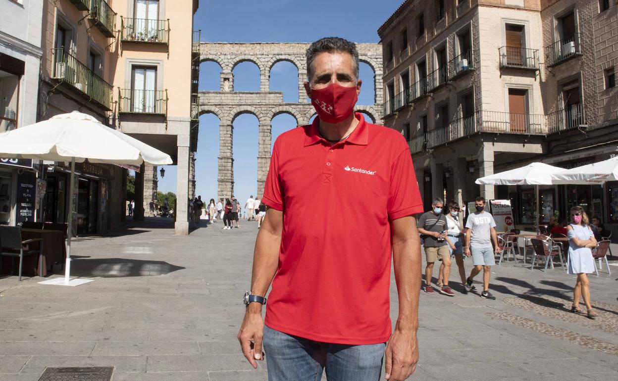 Miguel Indurain posa en Segovia con el Acueducto a su espalda. 